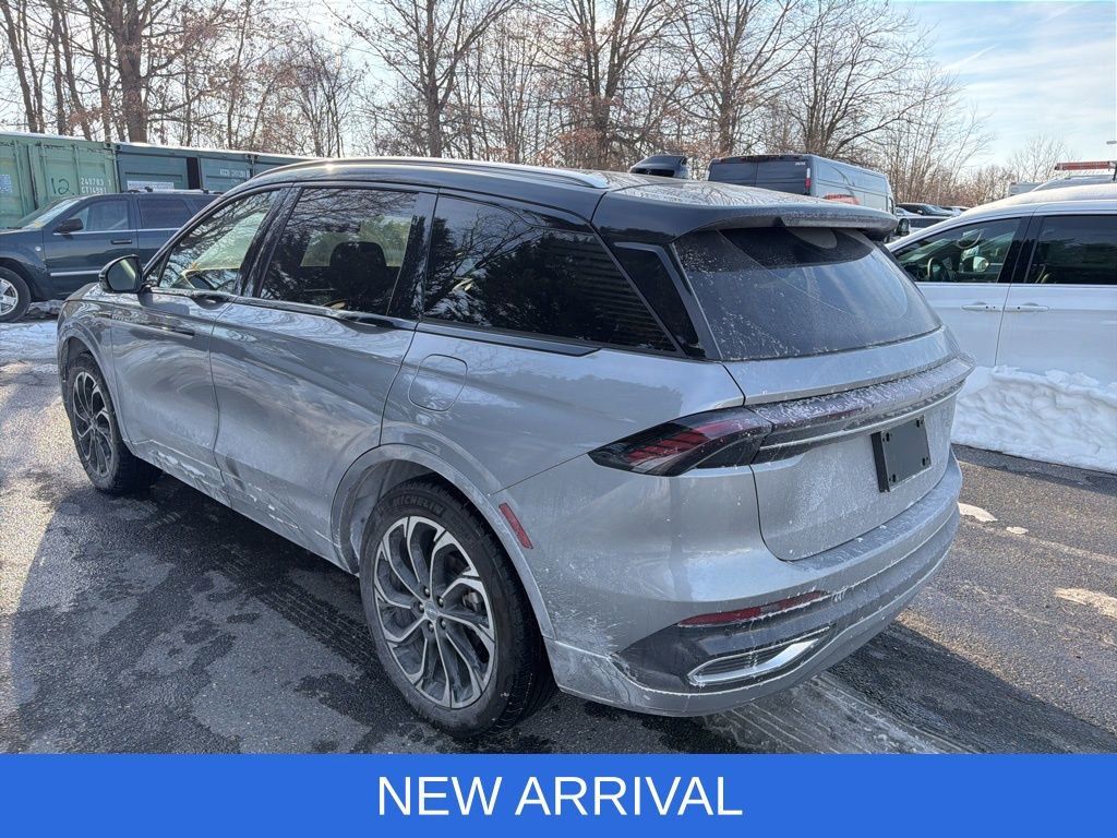 Used 2025 Lincoln Nautilus Reserve image 3