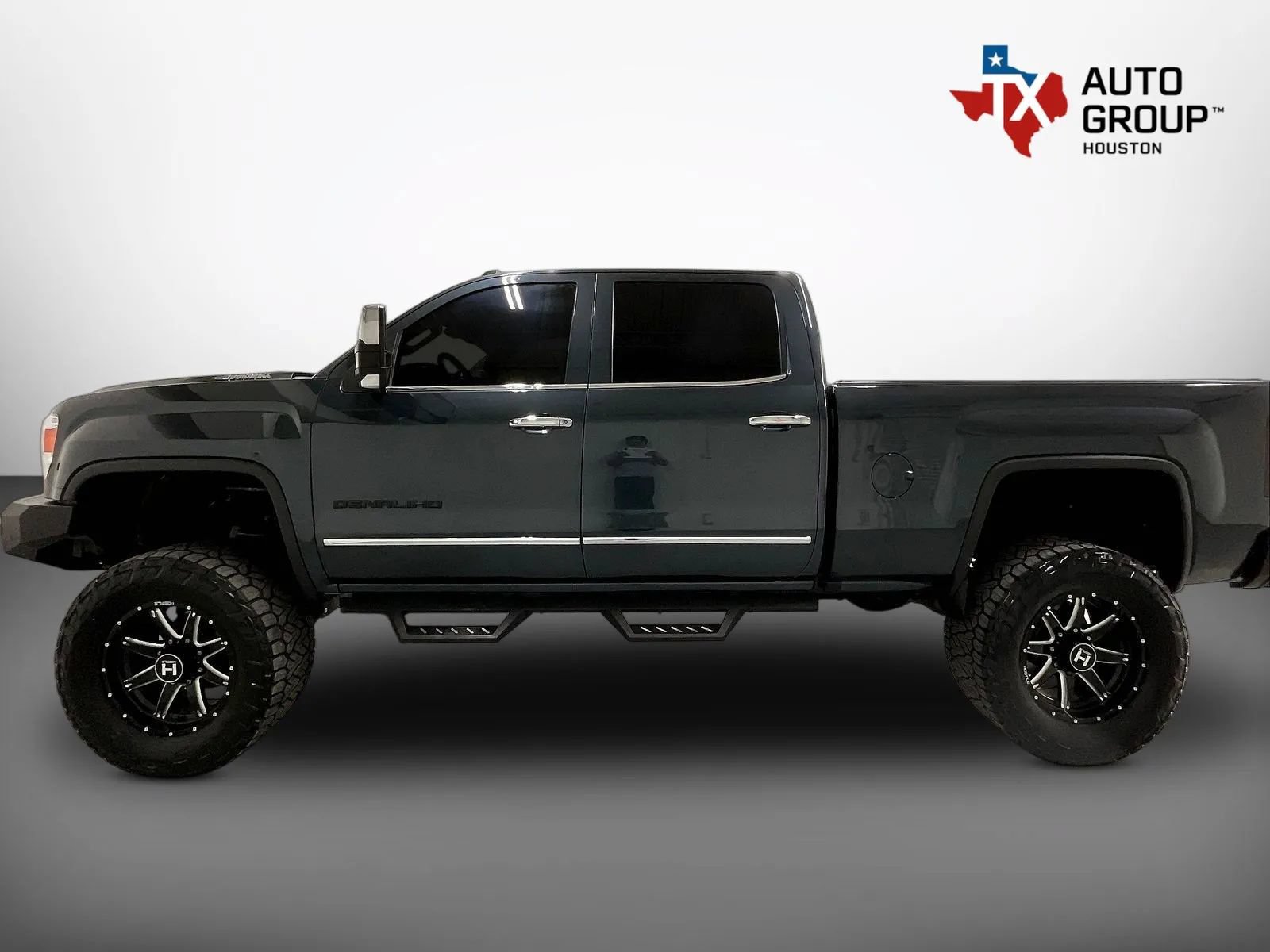 Used 2018 GMC Sierra 2500 Denali w/ Duramax Plus Package AWD/4WD image 9