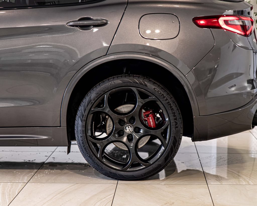 Used 2022 Alfa Romeo Stelvio Veloce AWD/4WD image 7