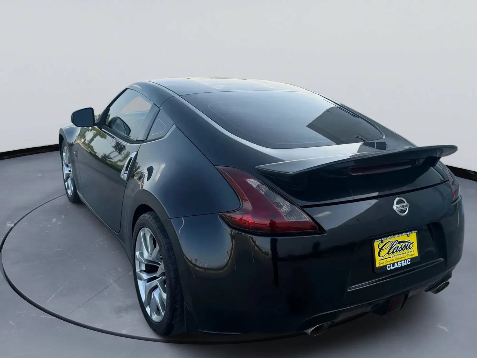 Used 2015 Nissan 370Z Coupe RWD image 6