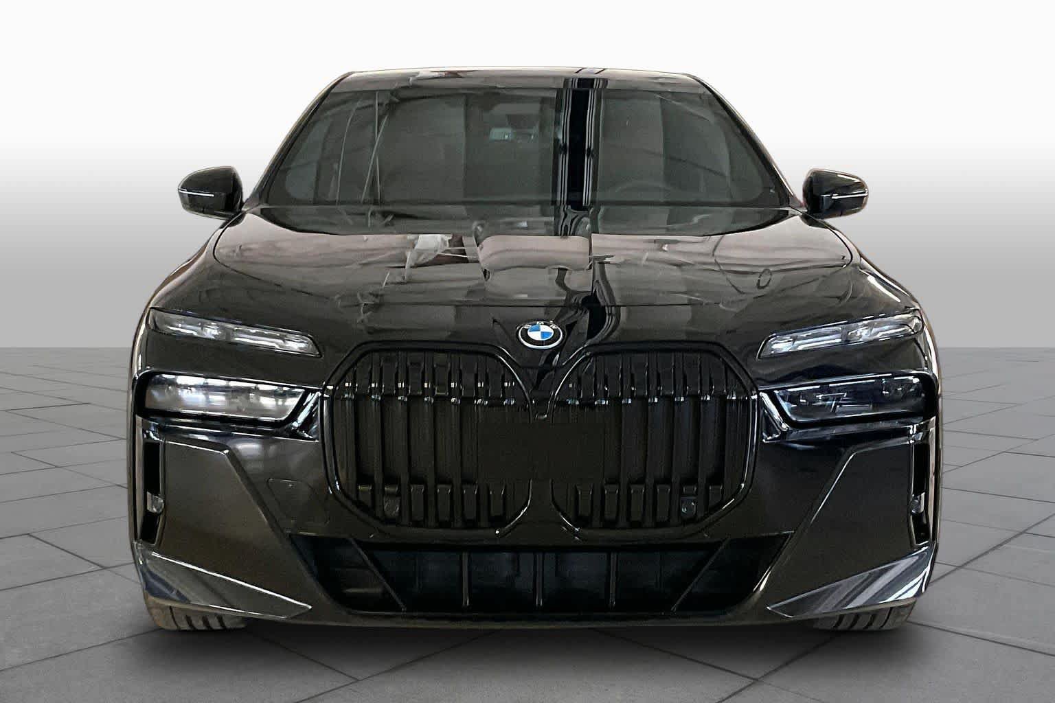 Used 2024 BMW i7 xDrive60 w/ Executive Package AWD/4WD image 3