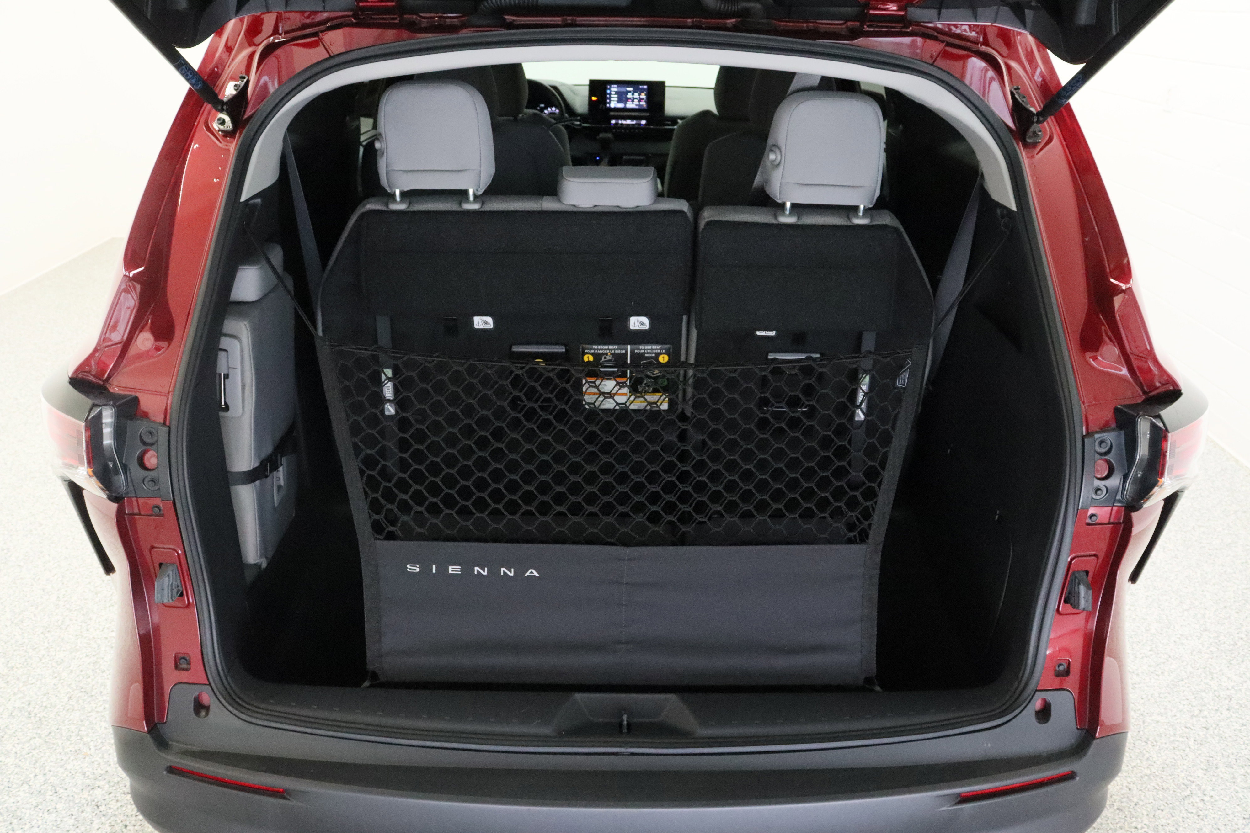 Used 2025 Toyota Sienna LE image 32