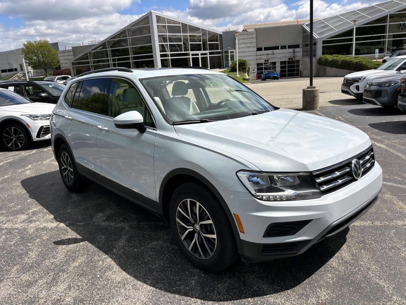 Used 2018 Volkswagen Tiguan SE w/ Panoramic Sunroof Package image 3