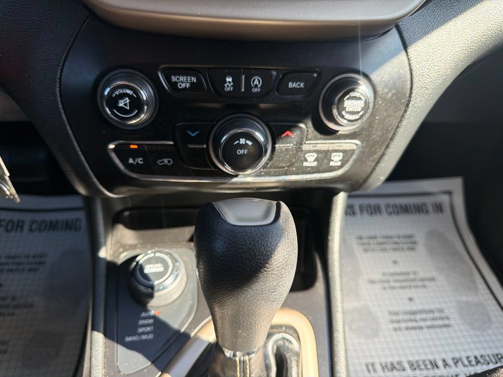 Used 2016 Jeep Cherokee Latitude w/ Cold Weather Group AWD/4WD image 29