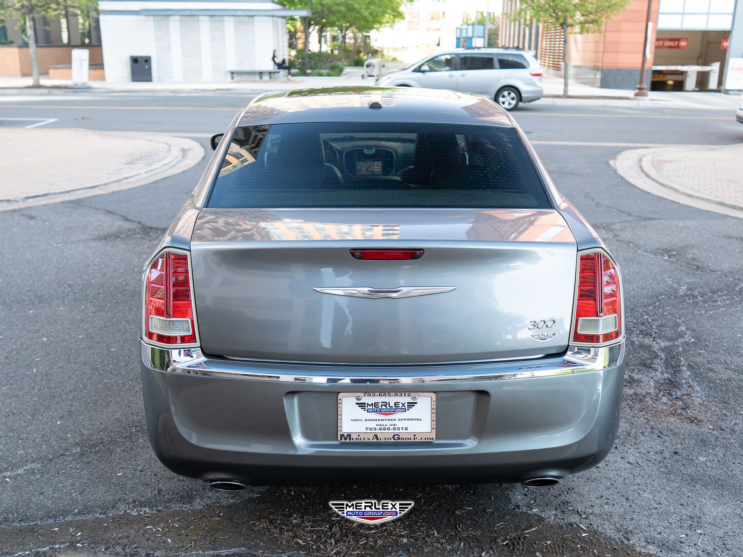 Used 2011 Chrysler 300 Limited w/ Luxury Group RWD image 6