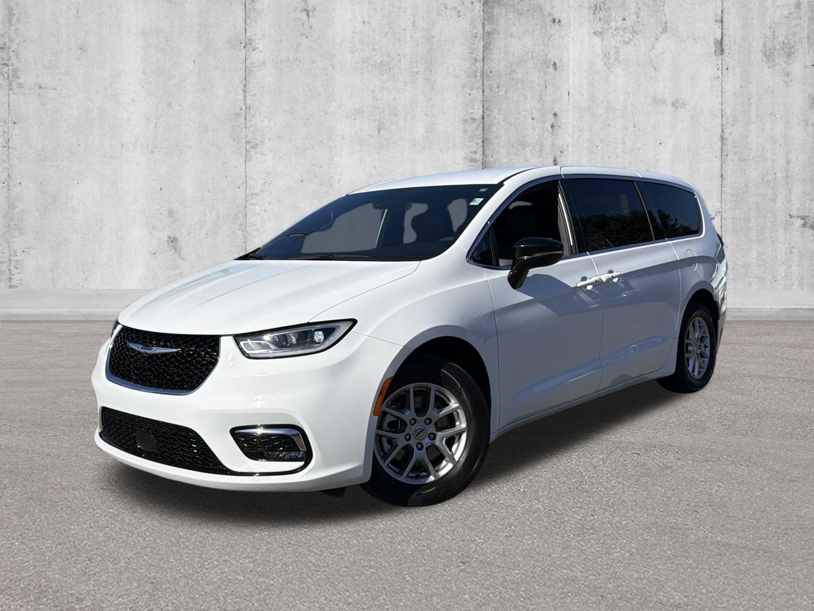 Used 2025 Chrysler Pacifica Select