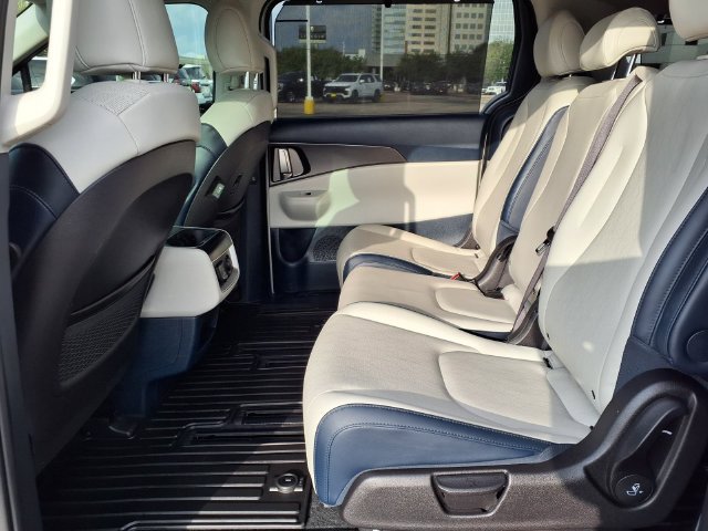 Used 2026 Kia Carnival SX w/ SX Dark Edition Package FWD image 5