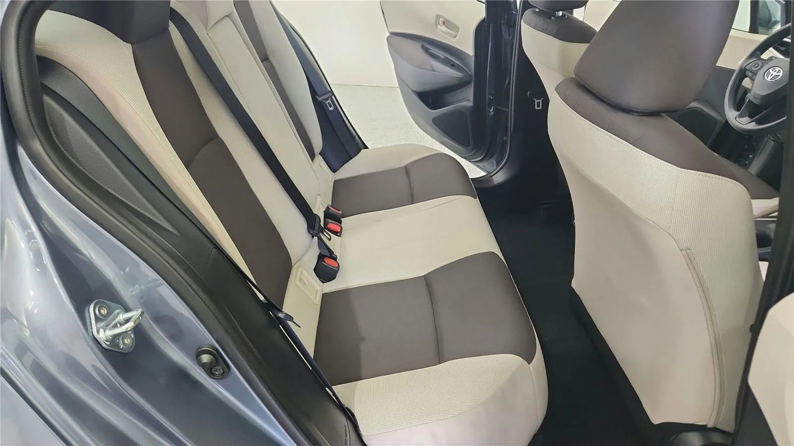 Used 2025 Toyota Corolla LE image 37