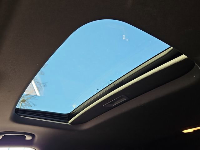 Used 2025 Chevrolet Trax RS w/ Sunroof Package image 16