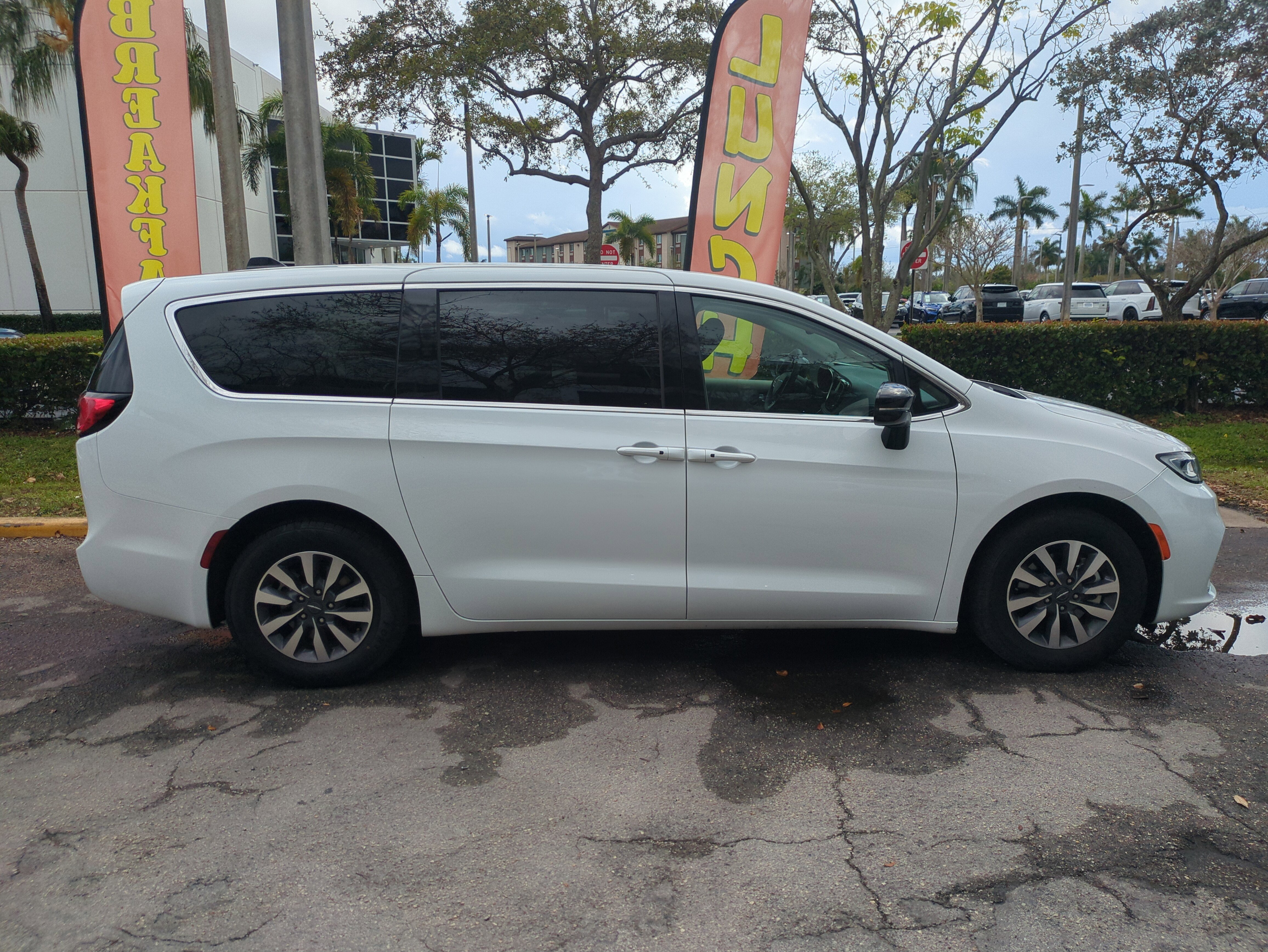 Certified 2024 Chrysler Pacifica Select image 4