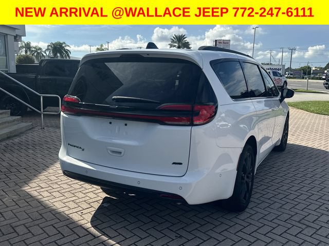 Used 2023 Chrysler Pacifica Touring-L w/ S Appearance Package AWD/4WD image 6