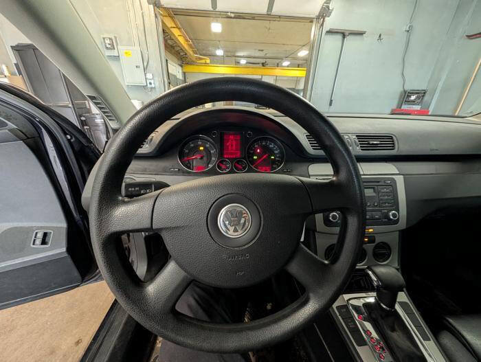Used 2007 Volkswagen Passat 2.0T FWD image 33