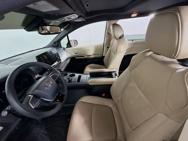 Used 2023 Toyota Sienna Limited image 6