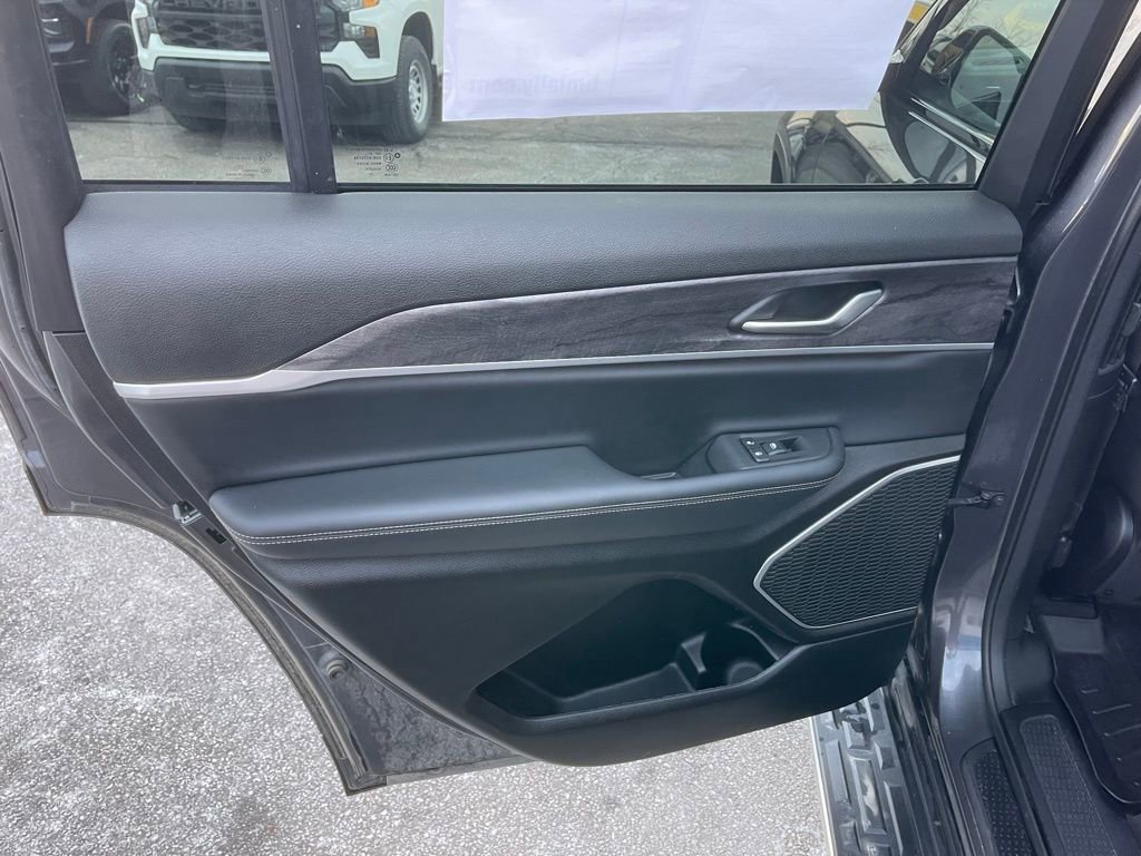 Used 2022 Jeep Grand Cherokee L Limited image 21