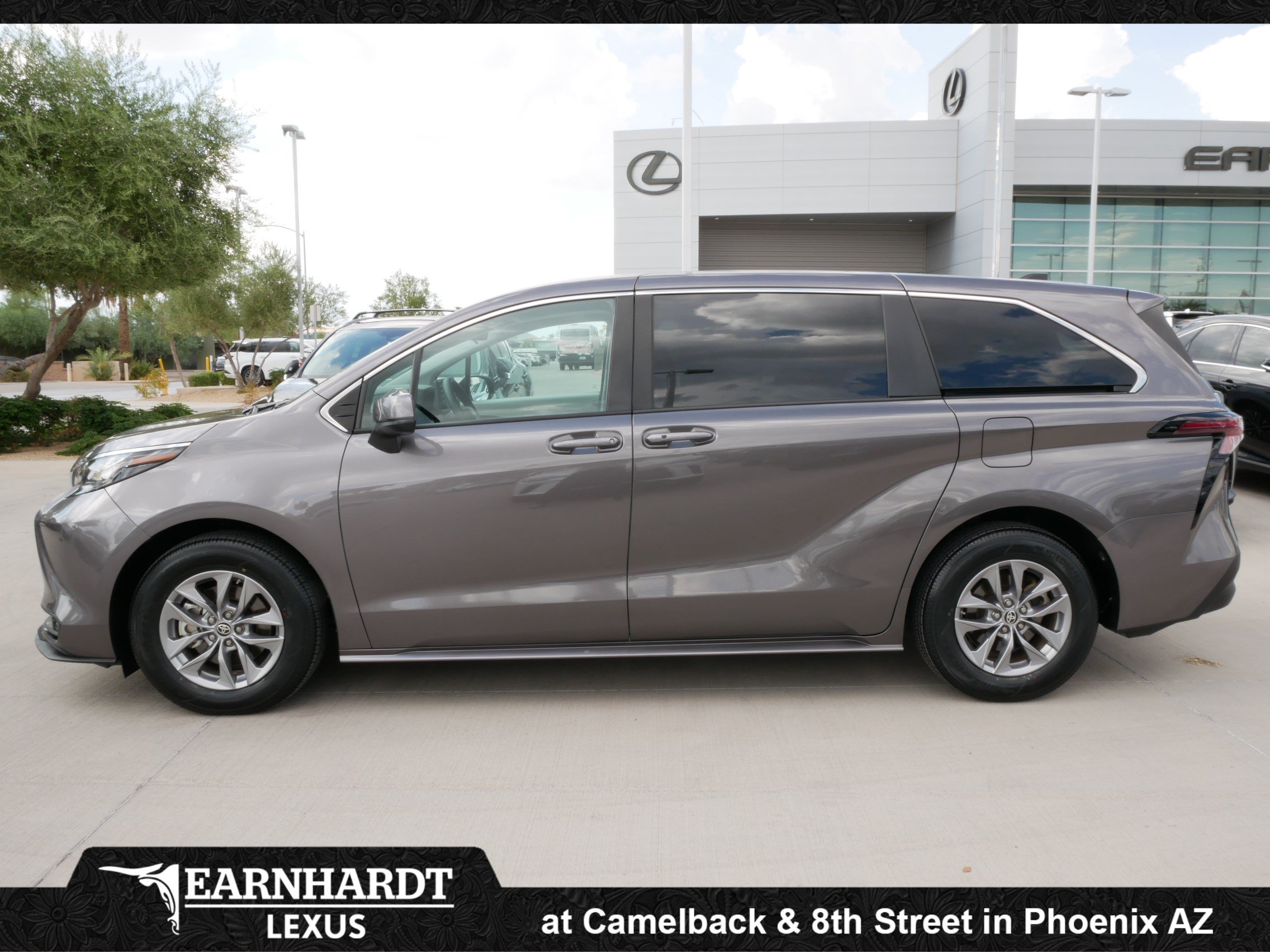 Used 2023 Toyota Sienna LE FWD image 3
