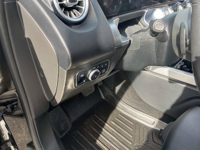 Used 2020 Mercedes-Benz GLB 250 4MATIC w/ Premium Package image 23