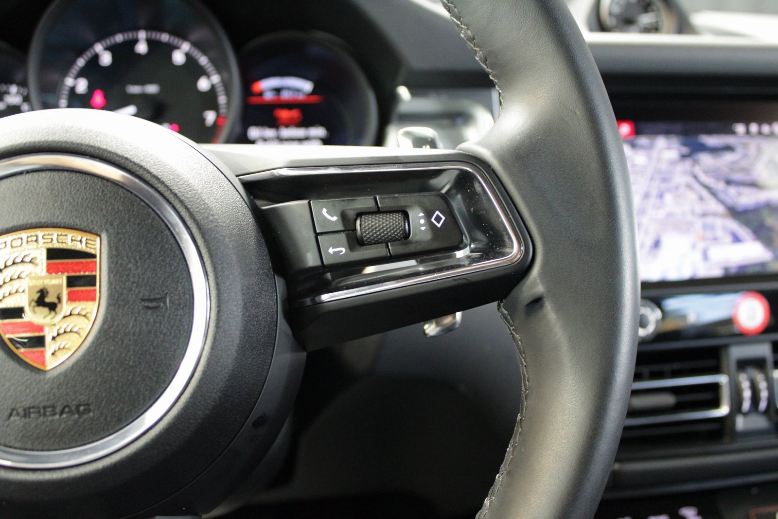 Certified 2025 Porsche Macan image 29