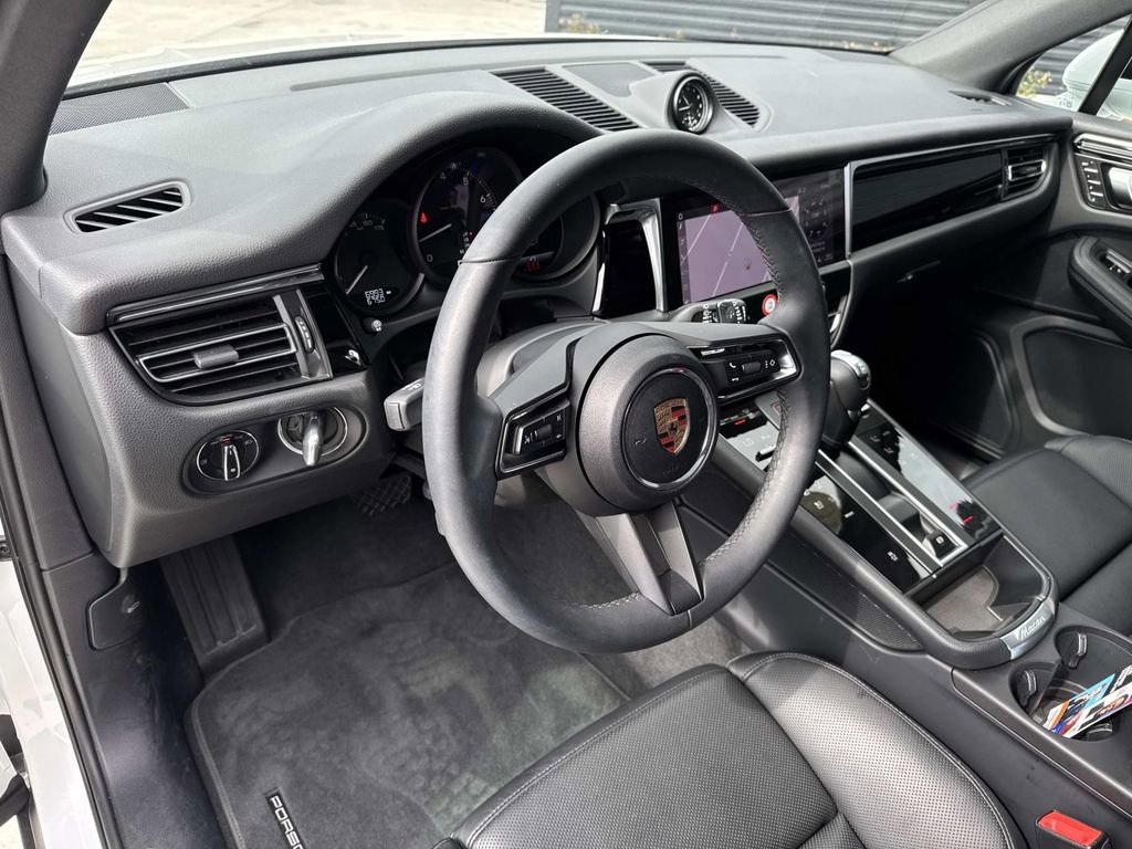 Certified 2025 Porsche Macan image 4