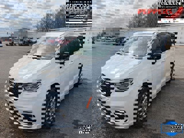 Used 2026 Chrysler Pacifica Select image 1