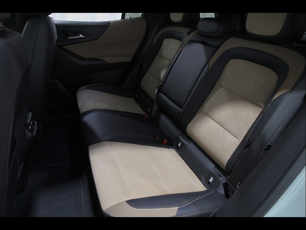Used 2025 Chevrolet Equinox ACTIV w/ Safety and Technology Package AWD/4WD image 19