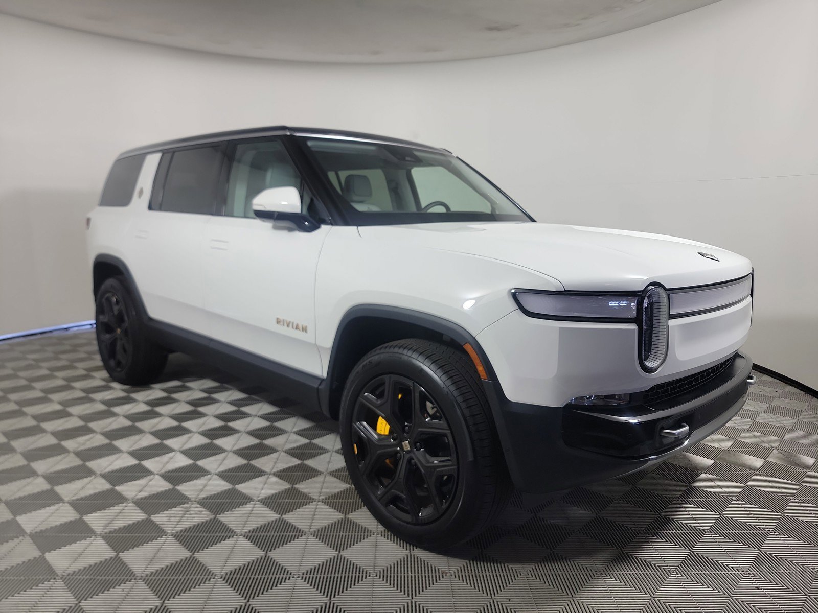 Used 2024 Rivian R1S Adventure AWD/4WD image 9