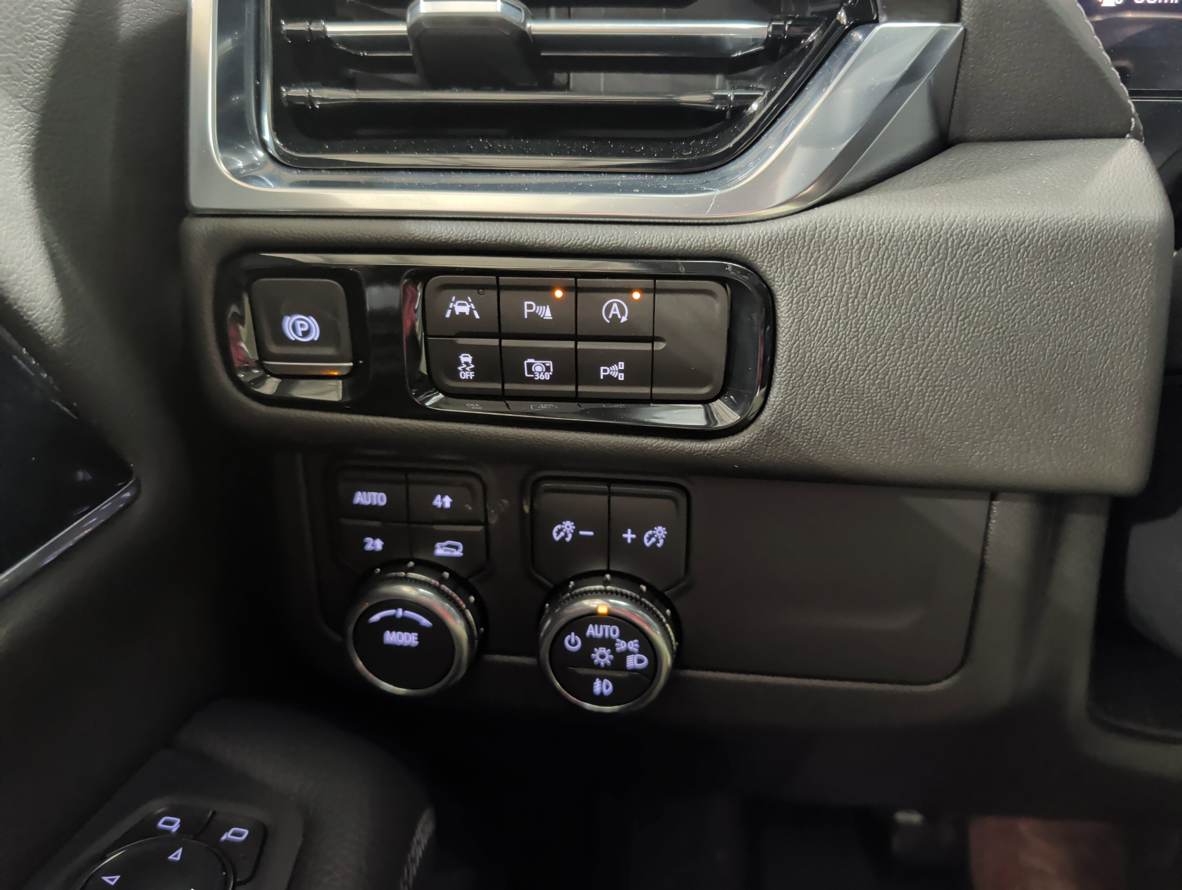 Used 2026 GMC Yukon Denali w/ Sun & Power Step Package image 10