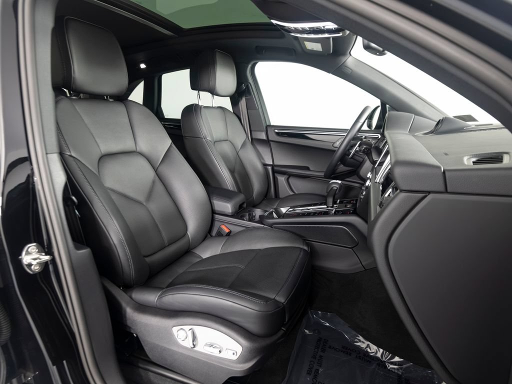 Certified 2026 Porsche Macan AWD/4WD image 35