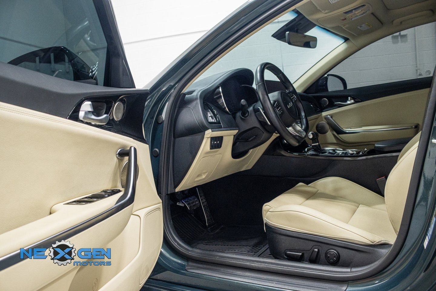 Used 2023 Kia Stinger GT-Line w/ Sun & Sound Package image 10