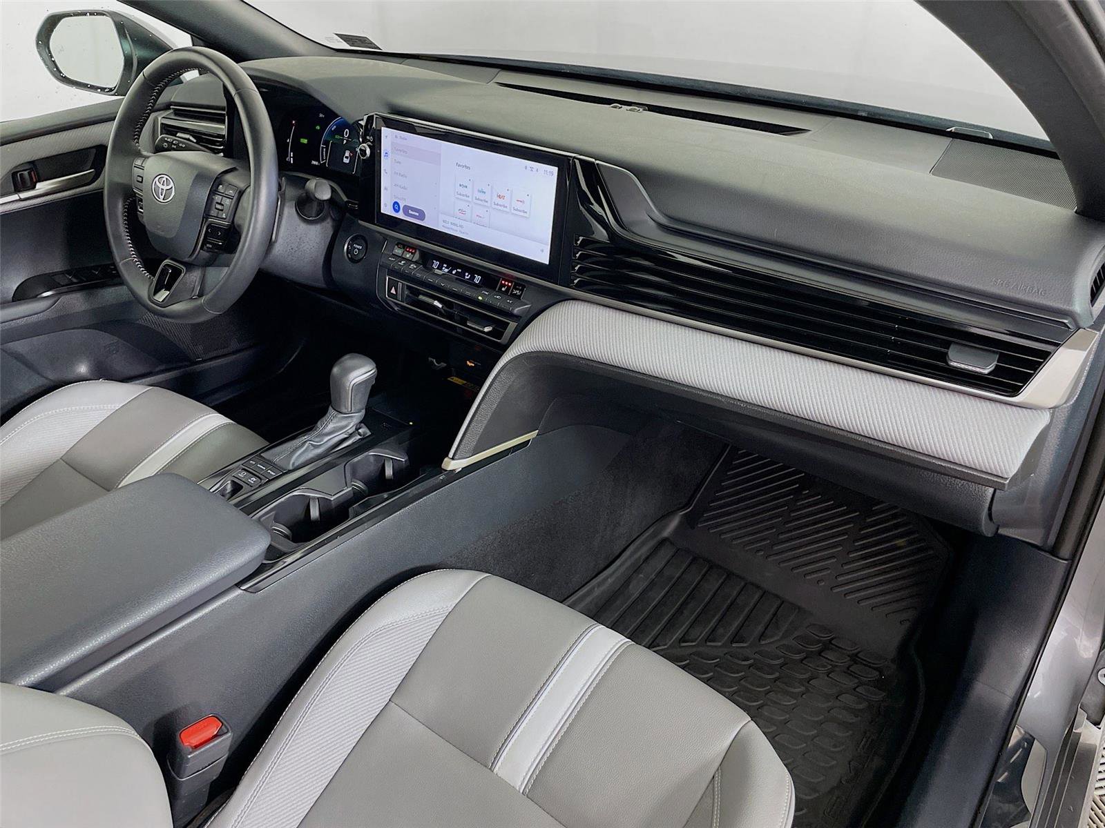 Used 2025 Toyota Camry SE w/ Multimedia Upgrade Package image 31