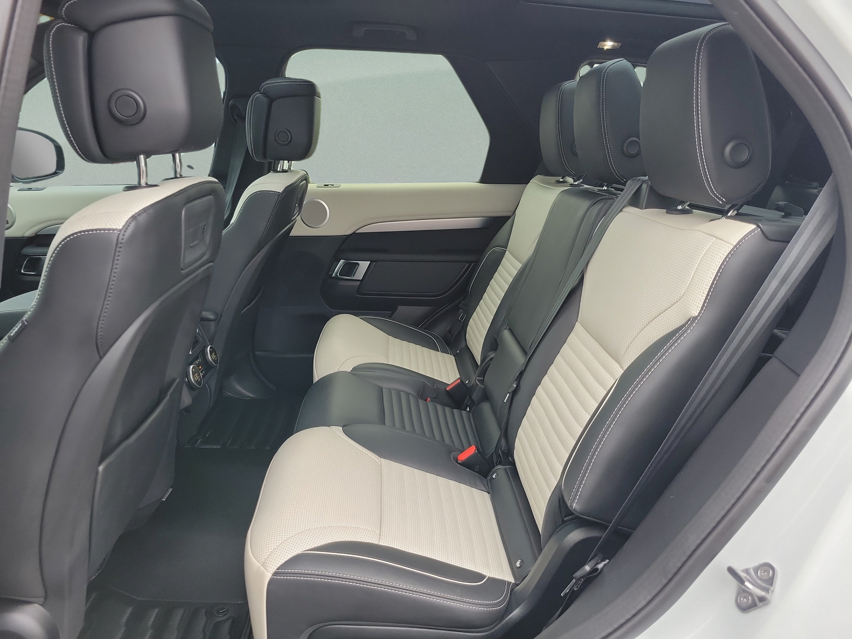 Used 2024 Land Rover Discovery Dynamic SE AWD/4WD image 10