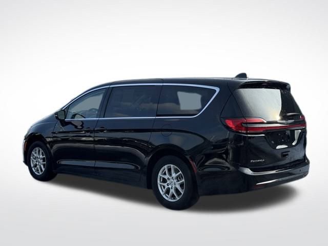 Certified 2024 Chrysler Pacifica Touring-L image 9