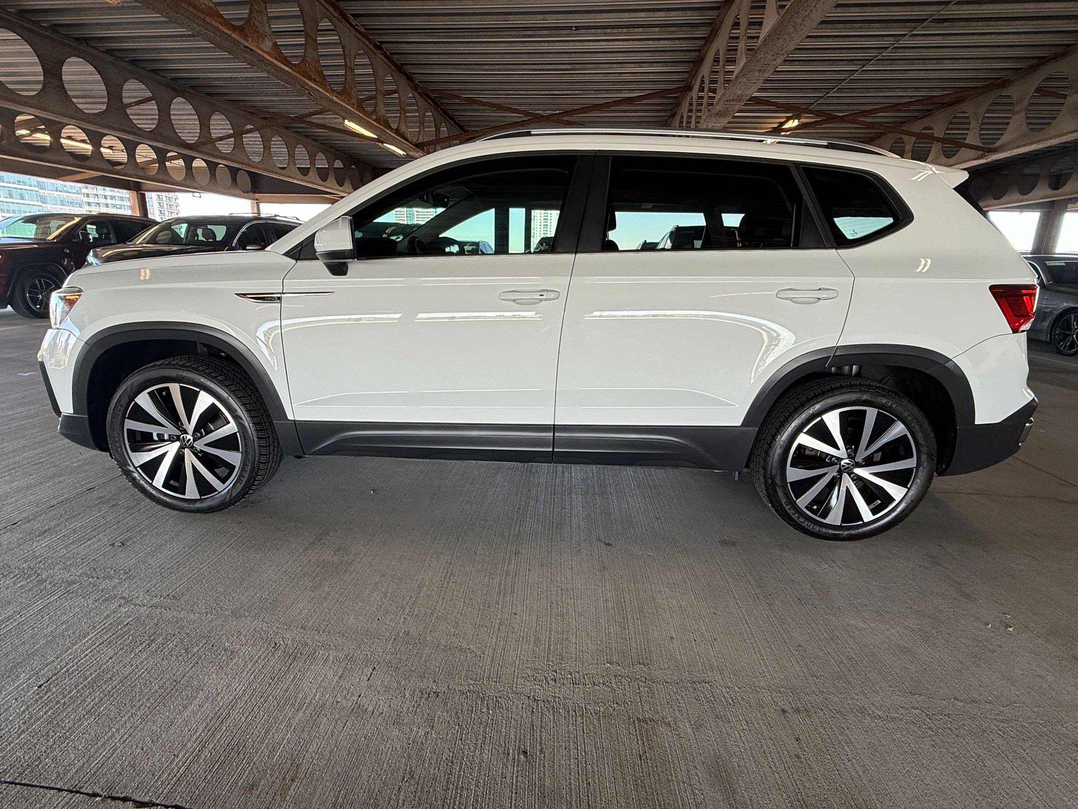 Certified 2023 Volkswagen Taos SE image 2