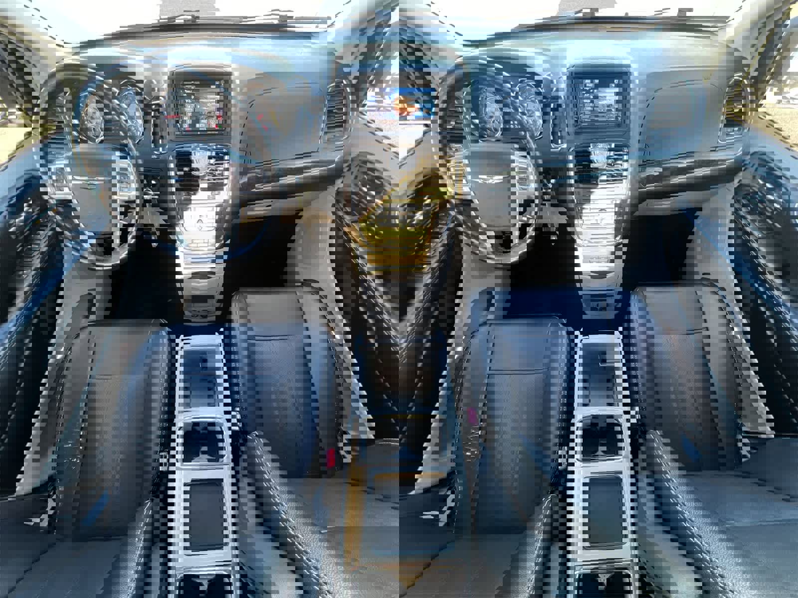 Used 2015 Chrysler Town & Country Touring-L w/ Driver Convenience Group image 14