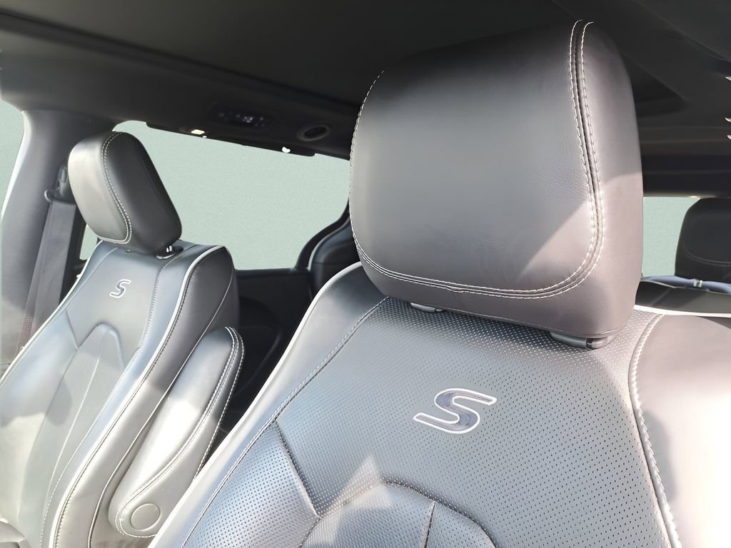 Used 2025 Chrysler Pacifica Limited image 16