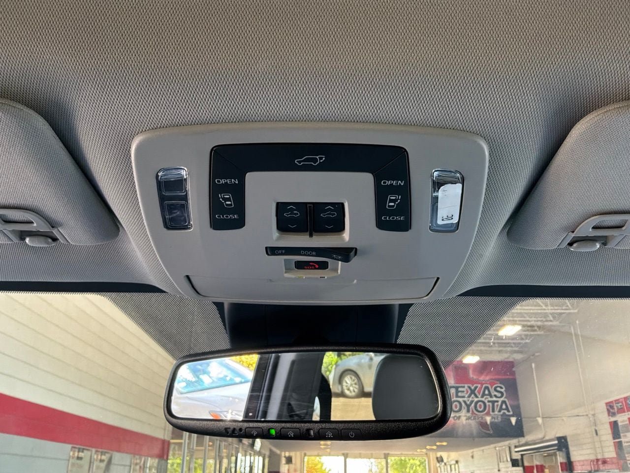 Used 2024 Toyota Sienna XLE FWD image 18