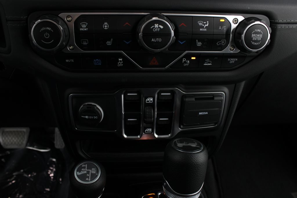 Used 2025 Jeep Wrangler Unlimited Sahara w/ Safety Group AWD/4WD image 6