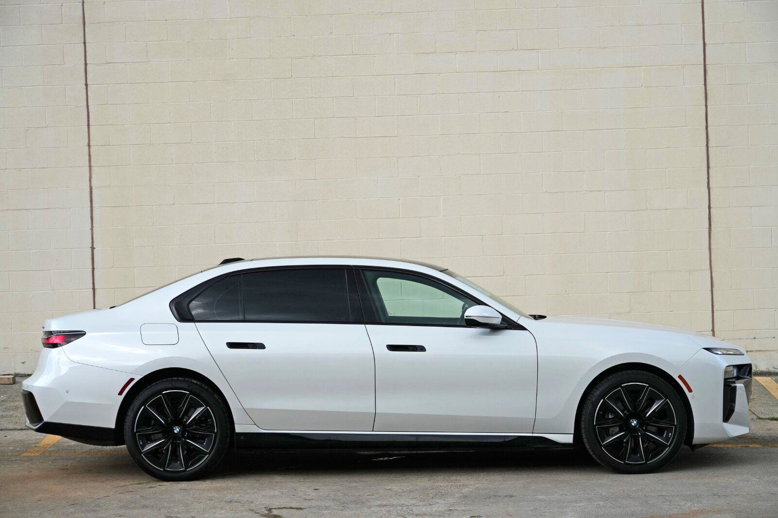 Used 2023 BMW i7 xDrive60 w/ Executive Package 2 AWD/4WD image 61