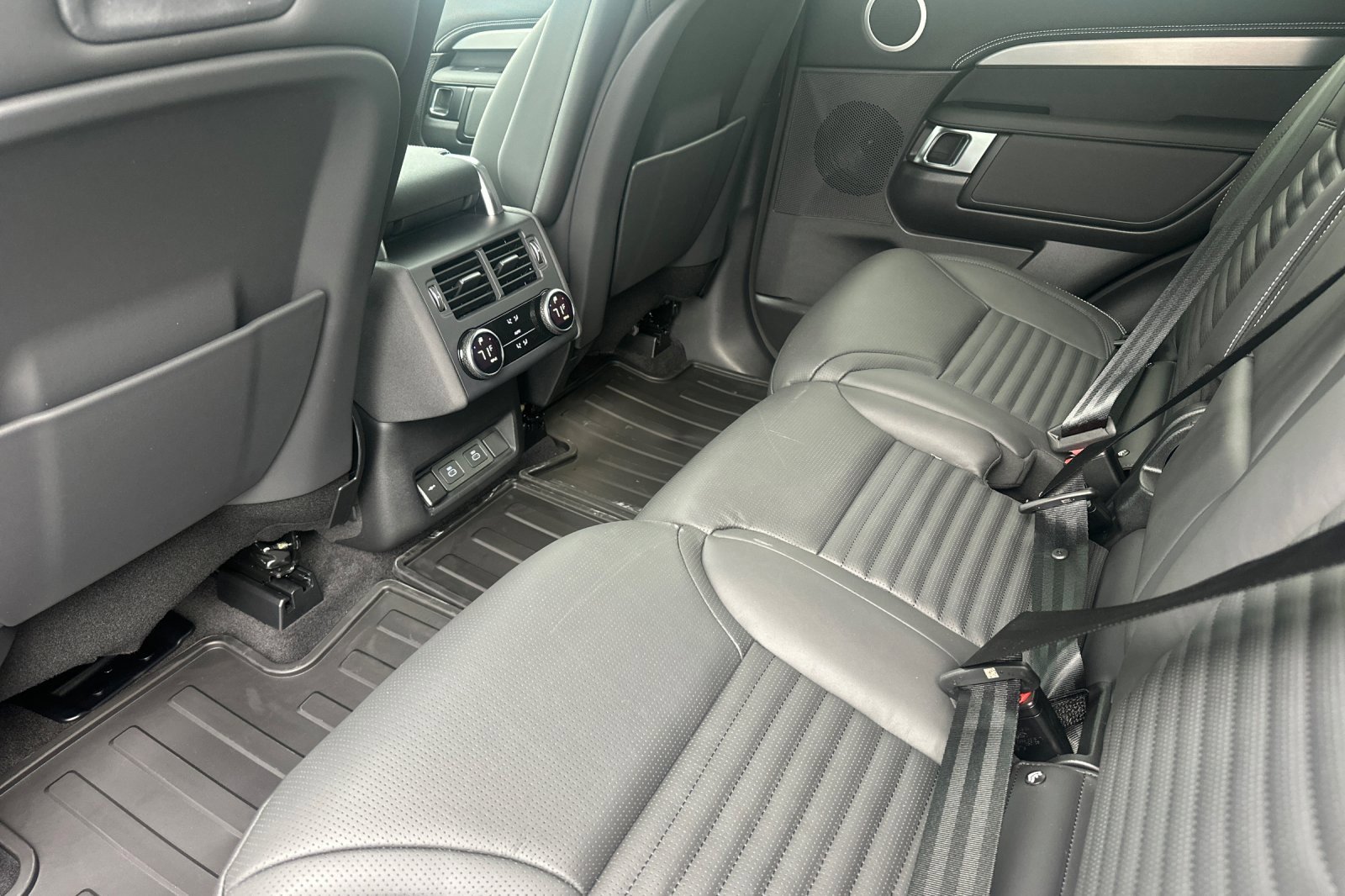 New 2026 Land Rover Discovery Dynamic SE image 11