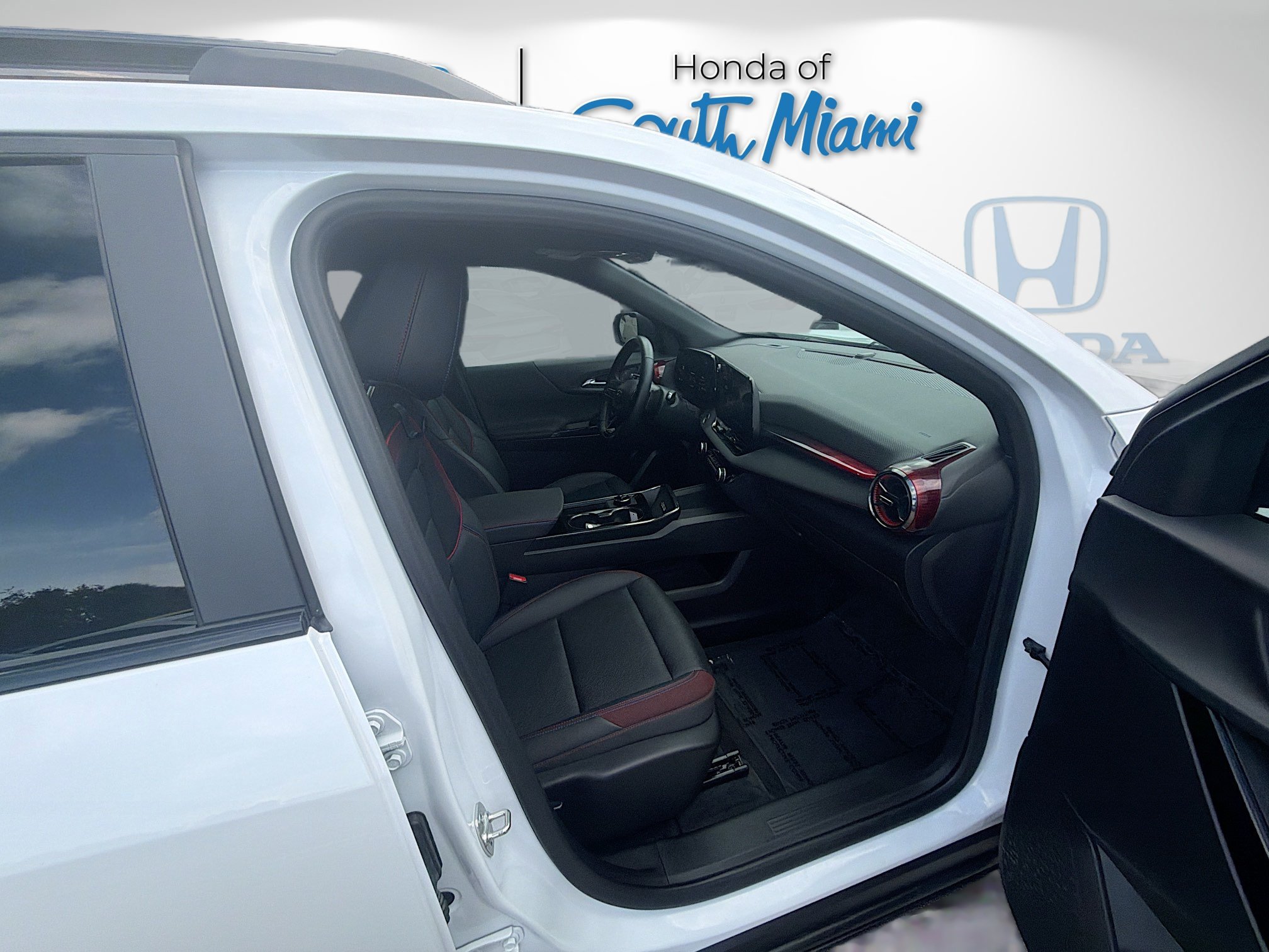 Used 2025 Chevrolet Equinox RS w/ Safety and Technology Package FWD image 31
