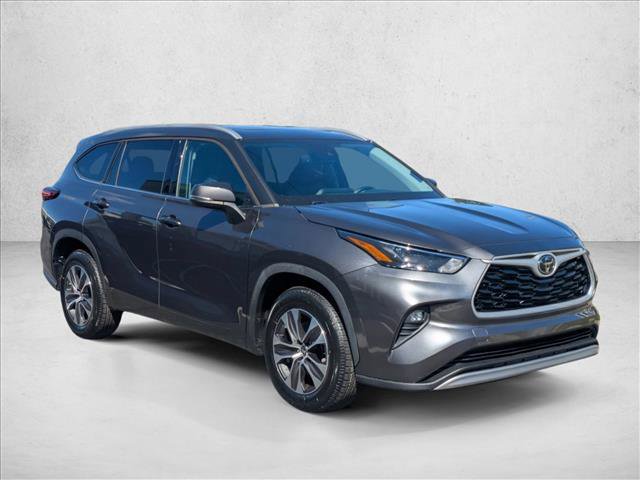 Used 2022 Toyota Highlander XLE image 3