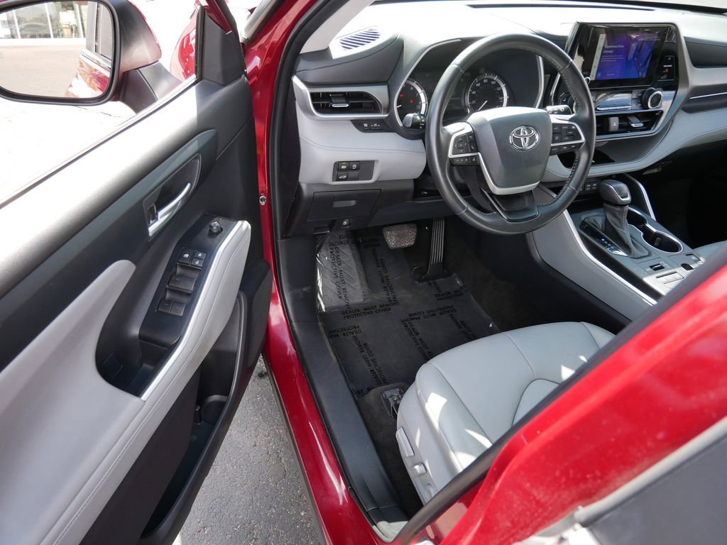 Used 2023 Toyota Highlander XLE AWD/4WD image 10