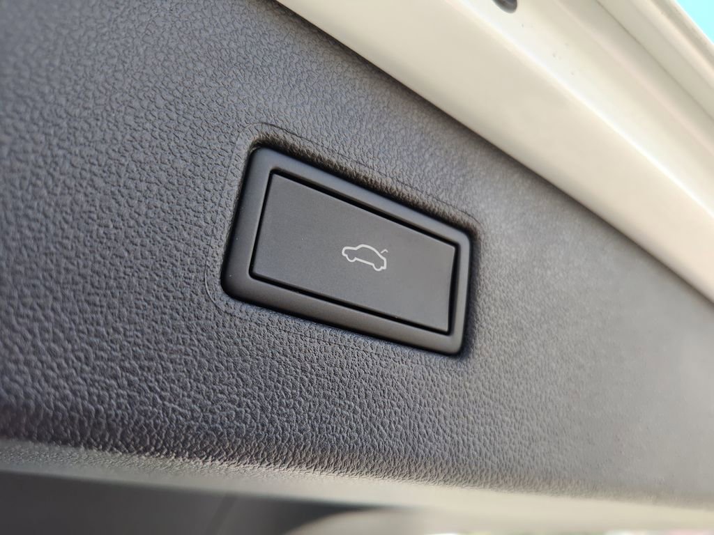 Used 2024 Volkswagen Tiguan Wolfsburg Edition image 9