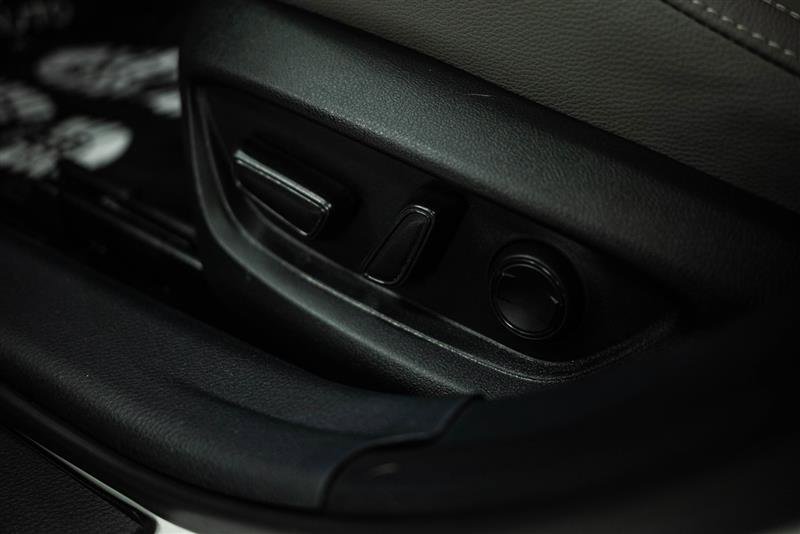 Used 2025 Toyota Camry SE w/ Convenience Package image 15