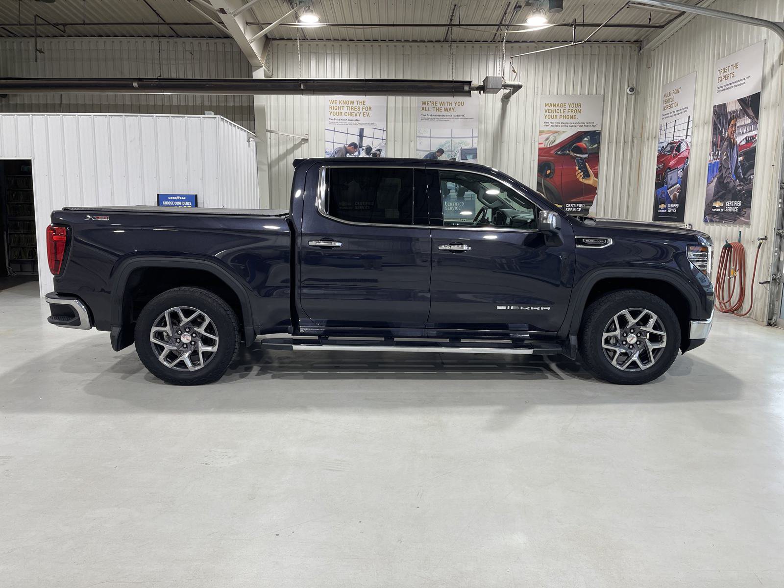 Used 2023 GMC Sierra 1500 SLT w/ SLT Premium Package AWD/4WD image 9
