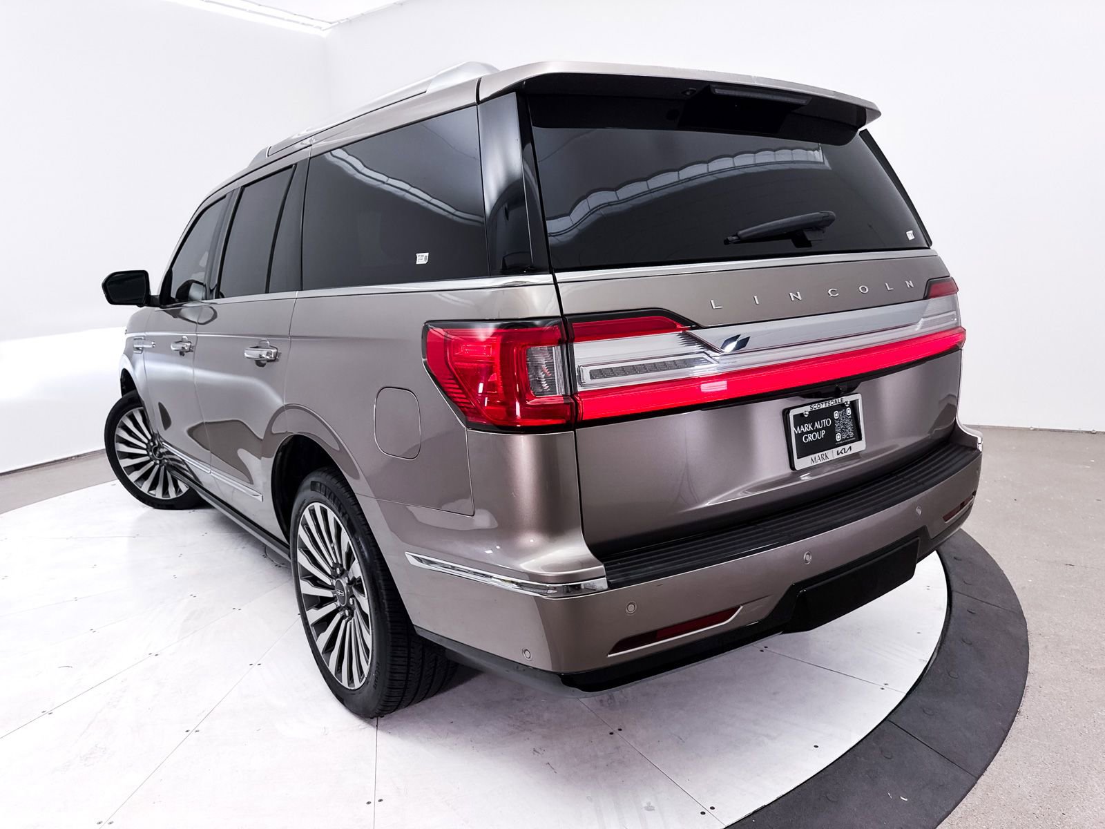 Used 2018 Lincoln Navigator Reserve w/ Technology Package AWD/4WD image 9