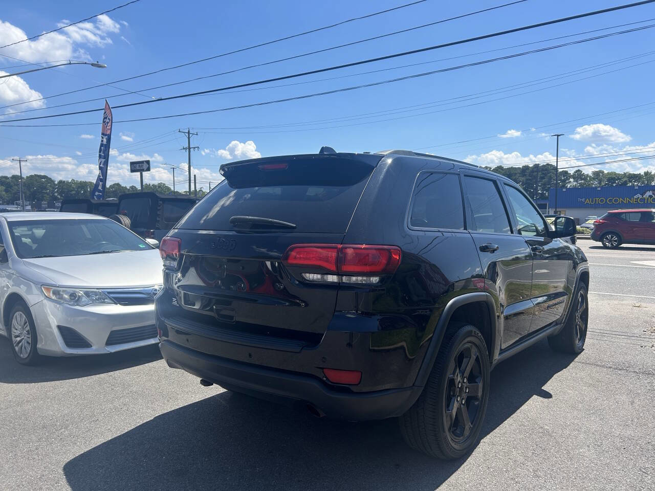 Used 2019 Jeep Grand Cherokee Laredo image 5