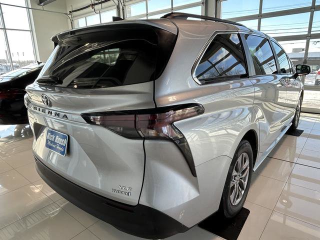 Used 2024 Toyota Sienna XLE FWD image 8