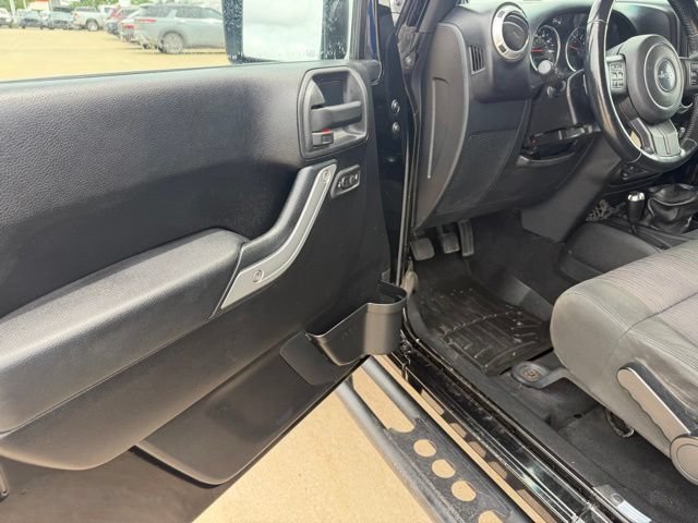 Used 2011 Jeep Wrangler Unlimited Sahara w/ Connectivity Group AWD/4WD image 13