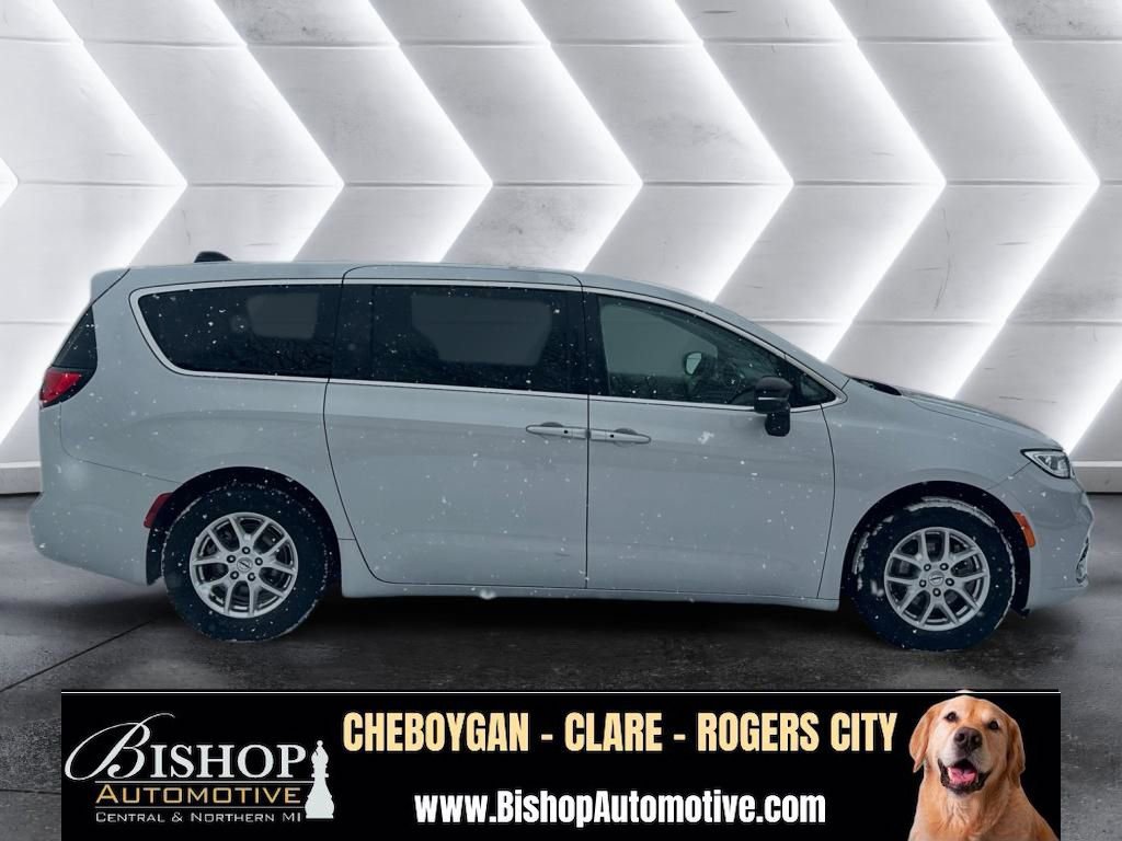 Used 2024 Chrysler Pacifica Touring-L FWD image 20