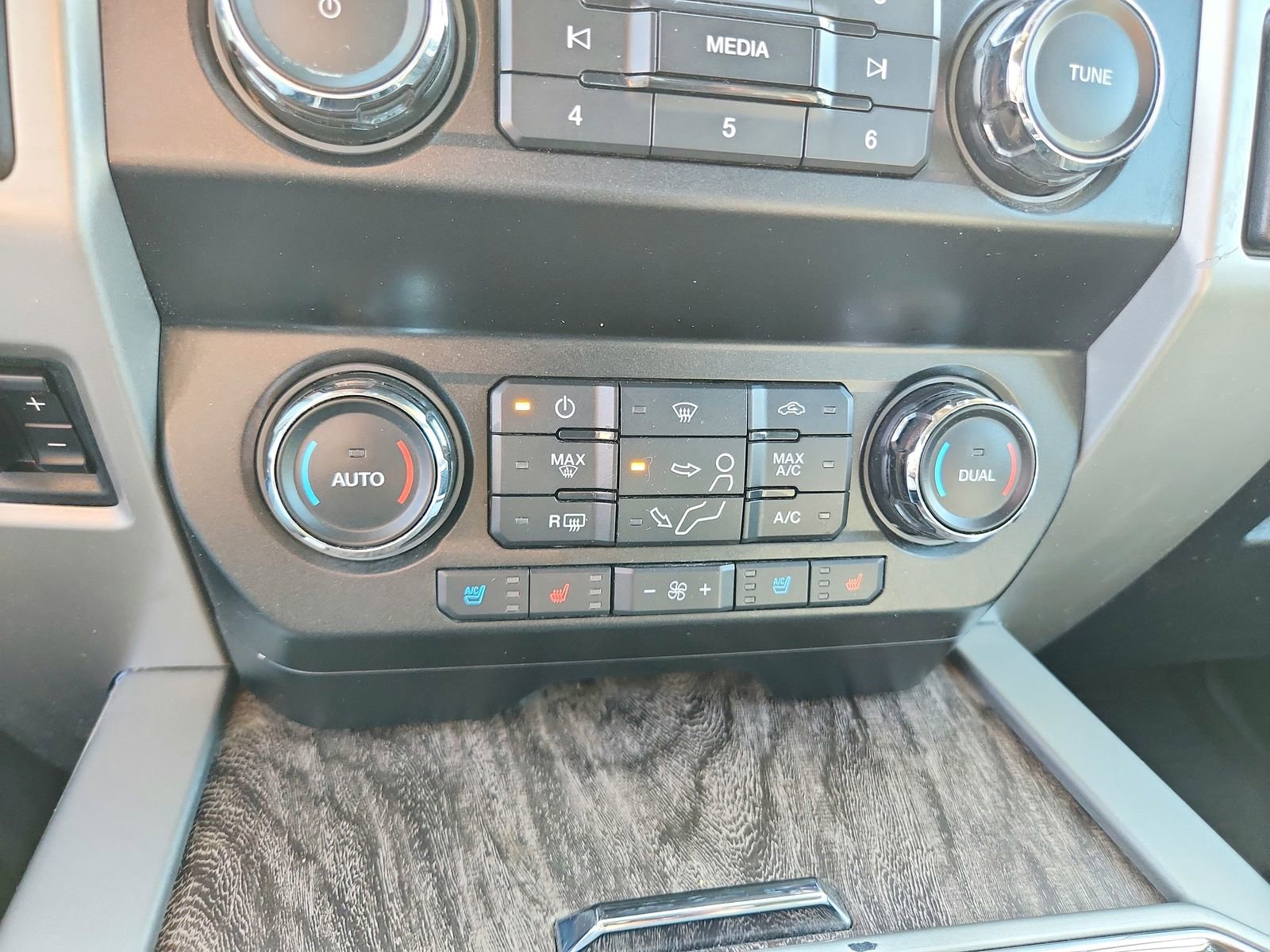 Used 2019 Ford F350 Lariat w/ Chrome Package image 19